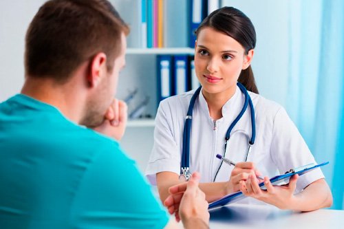 Пациент на консультации Доктор что-то говорит пациенту